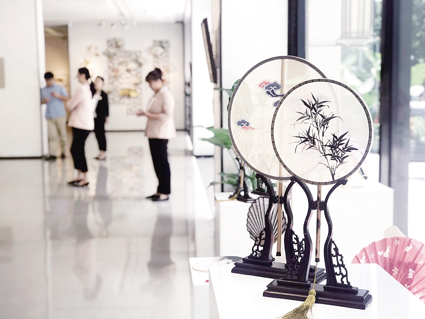 “敬扇竞美”扇画展亮相静安